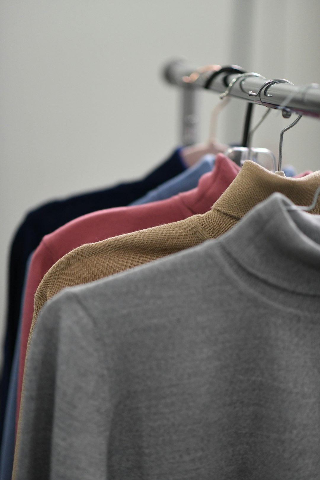 gray-crew-neck-shirt-on-white-clothes-hanger-wv80-rf-a3a